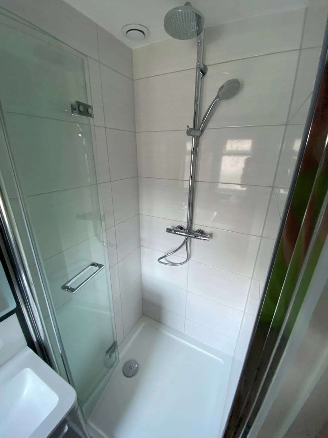 Walk in shower enclosure