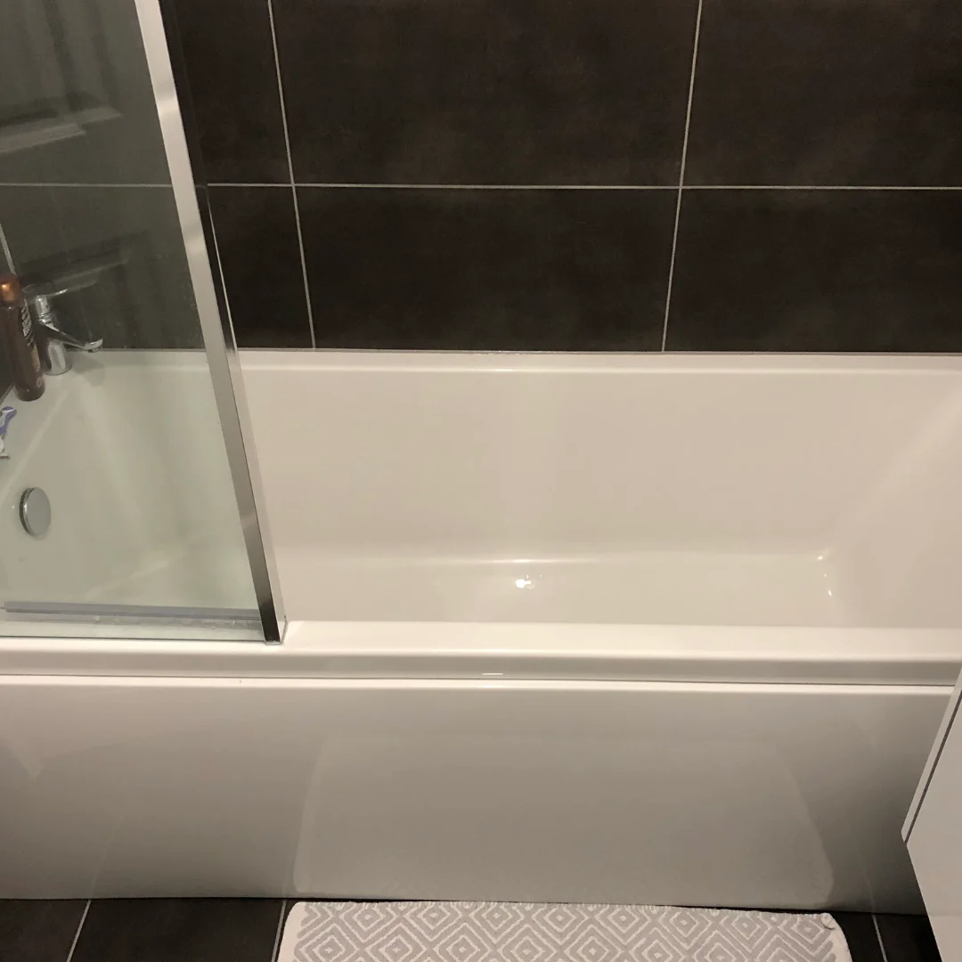 Black tiles with white bath tub